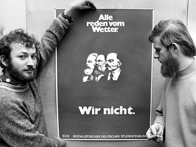 Ulrich Bernhardt mit Plakat